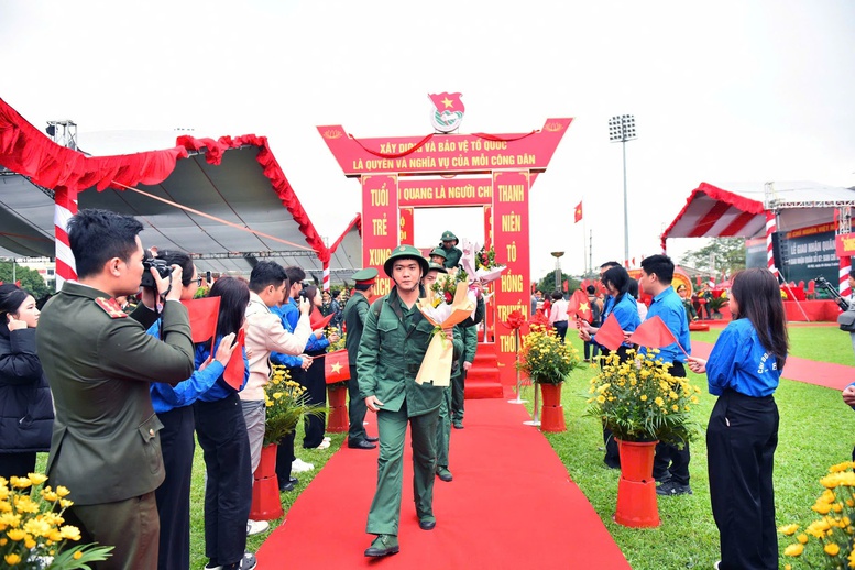 Thanh niên phấn khởi lên đường nhập ngũ. Ảnh: VGP/DA

