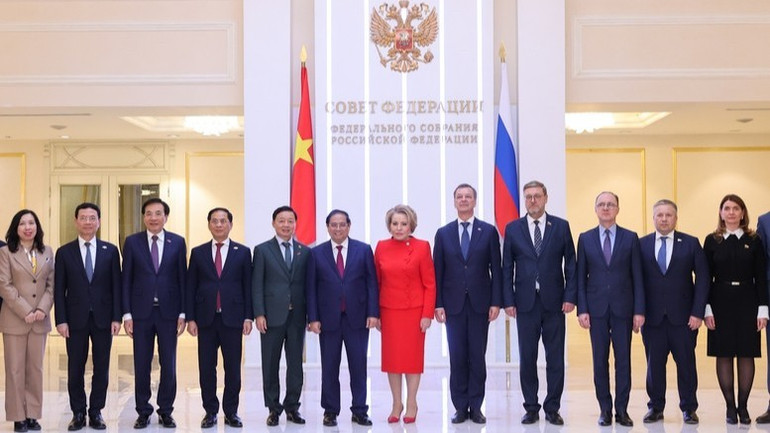 Thủ tướng Phạm Minh Chính và Chủ tịch Hội đồng Liên bang Nga Valentina Matviyenko với thành viên đoàn hai nước. (Ảnh: VGP/Nhật Bắc)