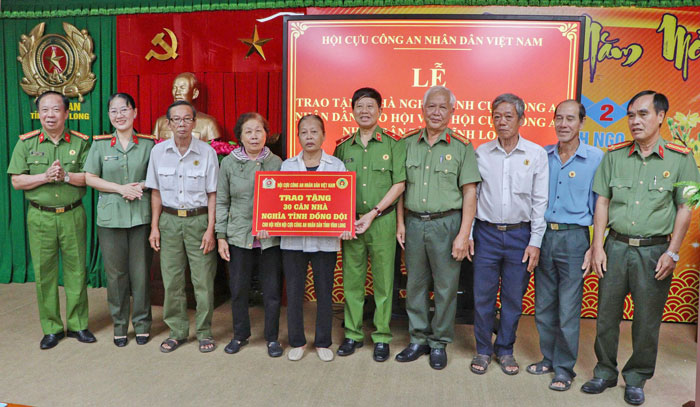 Thiếu tướng, Anh hùng Lực lượng vũ trang nhân dân Vũ Hùng Vương trao tặng bảng tượng trưng 30 căn nhà nghĩa tình đồng đội.

