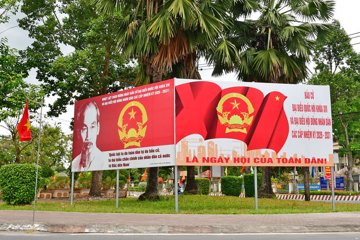 Công tác tuyên truyền ngày bầu cử được tăng cường bằng nhiều hình thức. Ảnh: BÁ THI

