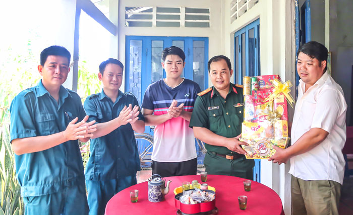 Sự quan tâm, động viên kịp thời từ chính quyền địa phương giúp gia đình và tân binh an tâm thực hiện nghĩa vụ.

