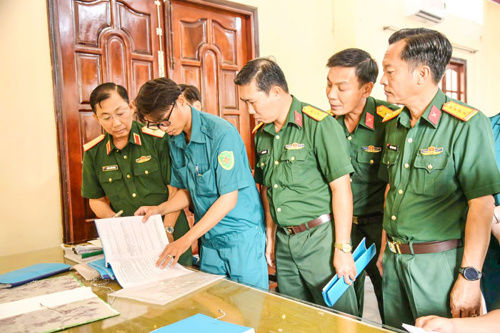 Các thủ tục liên quan đến giao, nhận quân được thực hiện chu đáo, đảm bảo giao quân đủ chỉ tiêu, chất lượng.

