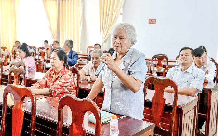 Cử tri phát biểu, gửi gắm tâm tư, kỳ vọng tại buổi tiếp xúc cử tri.

