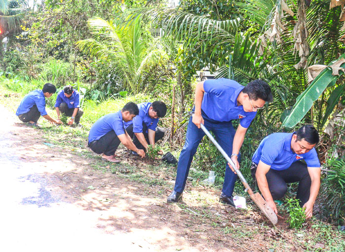 Đoàn viên, thanh niên tham gia trồng cây xanh, góp phần xây dựng mỹ quan nông thôn và bảo vệ môi trường.

