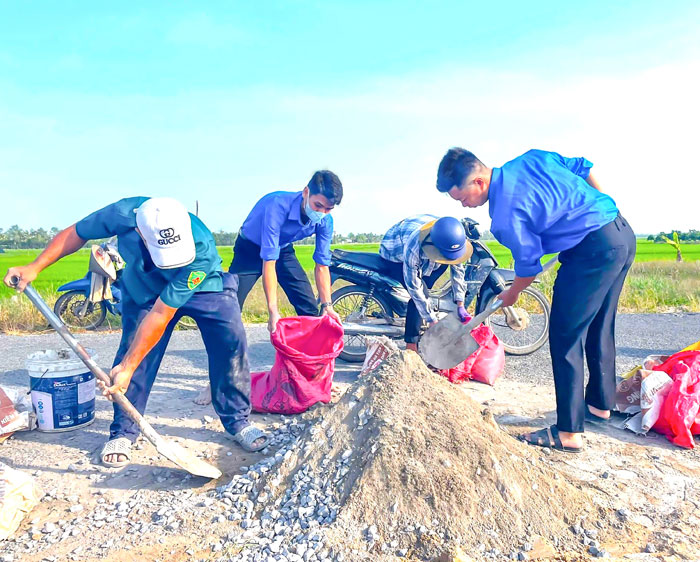 “Áo xanh” góp sức dựng xây quê hương bằng những việc làm thiết thực.

