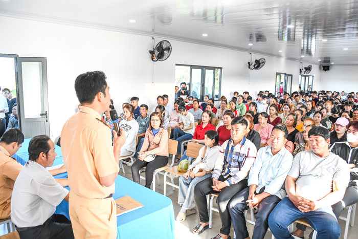 Phòng Cảnh sát giao thông Công an tỉnh phổ biến các quy định đối với thí sinh trước khi tiến hành sát hạch giấy phép lái xe.

