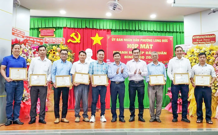 Lãnh đạo phường Long Đức tặng giấy khen cho các doanh nghiệp có thành tích xuất sắc tiêu biểu trong hoạt động sản xuất, kinh doanh năm 2025.

