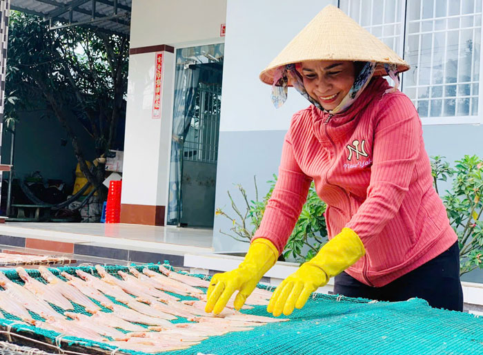 Chị Thạch Thị The chú trọng công đoạn phơi khô để giữ vị đặc trưng của sản phẩm.

