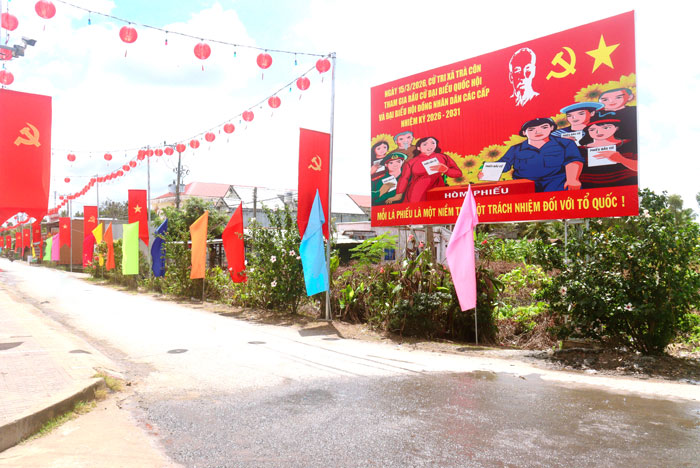 Tuyên truyền, cổ động hướng tới ngày bầu cử trên tuyến đường tại xã Trà Côn. Ảnh: Cẩm Huệ

