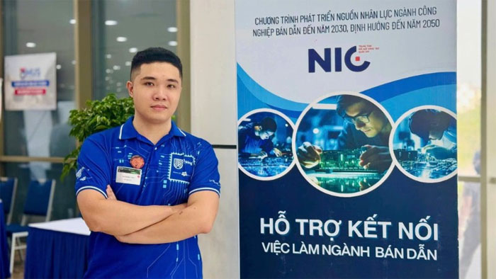 Vũ Khắc Hải (sinh năm 1996, Hải Dương cũ) học chuyên ngành thiết kế vi mạch bán dẫn (FPT Jetking), Viện đào tạo quốc tế FPT.
