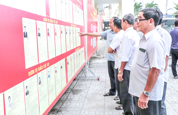 Cử tri xã Tân Hòa tìm hiểu thông tin về ứng cử viên đại biểu Quốc hội khóa XVI và đại biểu HĐND các cấp nhiệm kỳ 2026-2031. Ảnh: SƠN TUYỀN

