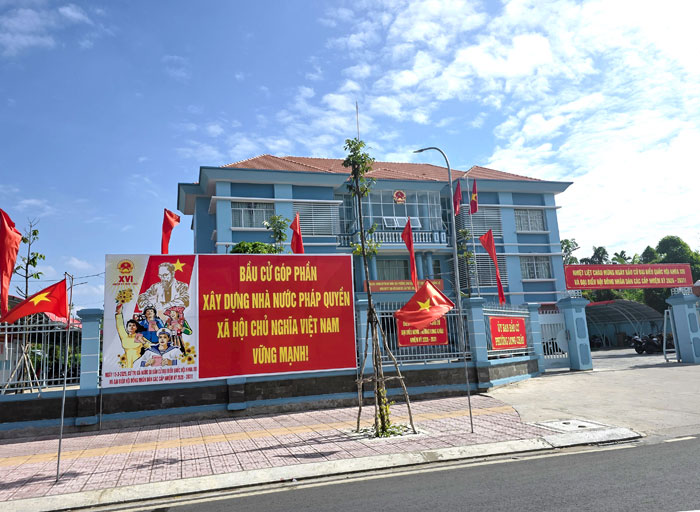 Công tác tuyên truyền cổ động trực quan tạo không khí phấn khởi hướng tới ngày hội bầu cử. Ảnh: PHƯƠNG THƯ

