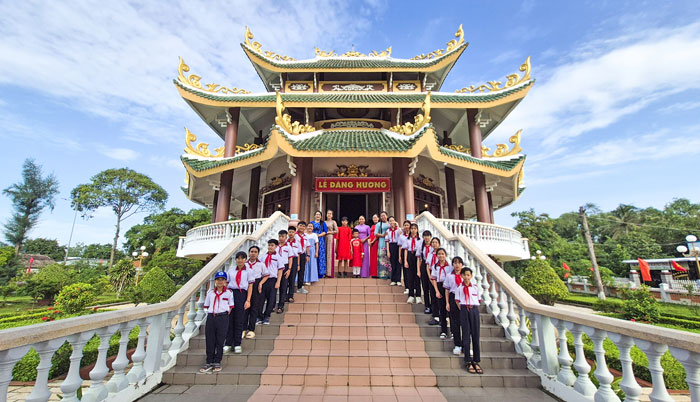 Từ trung tâm hành chính- quân sự buổi đầu đến truyền thống đất học được hình thành qua nhiều thế hệ, mạch nguồn ấy đã tạo nên bản sắc riêng cho Vĩnh Long hôm nay.

