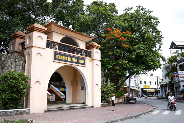Di tích Cửa Hữu thành Long Hồ (phường Long Châu).


