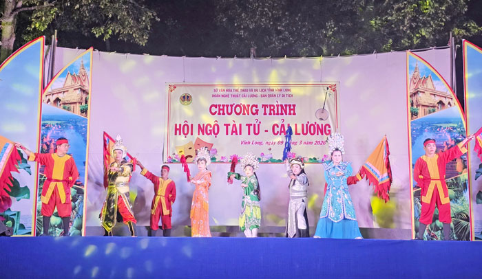 Ca cảnh “Thương hoài hai tiếng cải lương” được Đoàn Nghệ thuật Cải lương Vĩnh Long trình bày.

