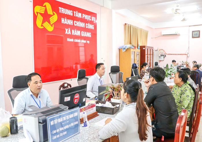 Trung tâm Phục vụ hành chính công xã Hàm Giang giải quyết thủ tục hành chính cho người dân.


