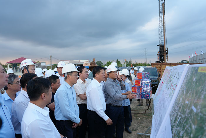 Bộ trưởng Bộ Xây dựng- Trần Hồng Minh (hàng đầu, thứ 3 trái sang) xem bản đồ quy hoạch đường bộ khu vực ĐBSCL tại buổi kiểm tra hiện trường hạng mục bổ sung thuộc Dự án cao tốc Mỹ Thuận- Cần Thơ.

