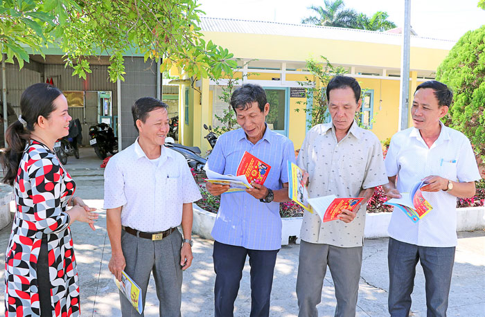 Cử tri xã Trung Hiệp tìm hiểu thông tin về cuộc bầu cử.

