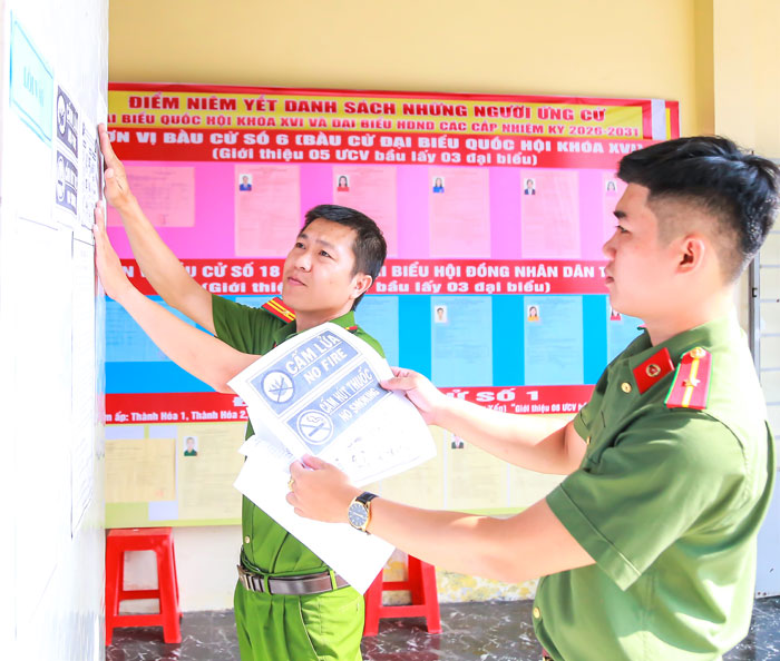 Lực lượng công an niêm yết quy định đảm bảo an toàn khu vực bỏ phiếu để người dân tiện theo dõi, tuân thủ đúng.

