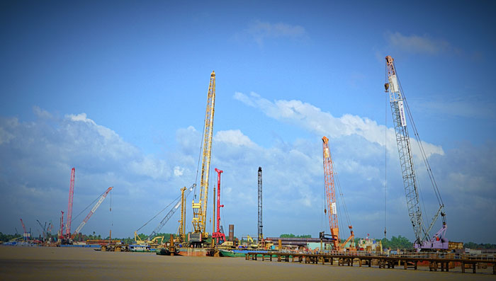 Nhiều dự án trọng điểm đang triển khai trên địa bàn sẽ là động lực mới thúc đẩy tỉnh phát triển. Trong ảnh: Công trình cầu Đại Ngãi 1.

