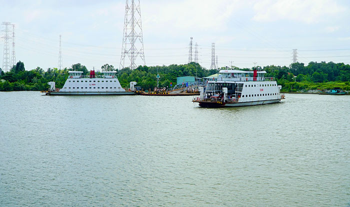 Bộ Xây dựng thống nhất cần thiết xây dựng cầu thay cho phà Láng Sắt, Kênh Tắt trên QL53 và phà Kênh 6 trên QL53B. Trong ảnh: Bến phà Láng Sắt.

