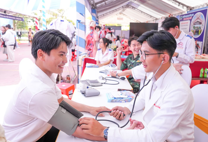 Học sinh tham gia trải nghiệm hoạt động tại gian tư vấn khối ngành sức khỏe trong chương trình Tư vấn hướng nghiệp và tuyển sinh năm 2026.

