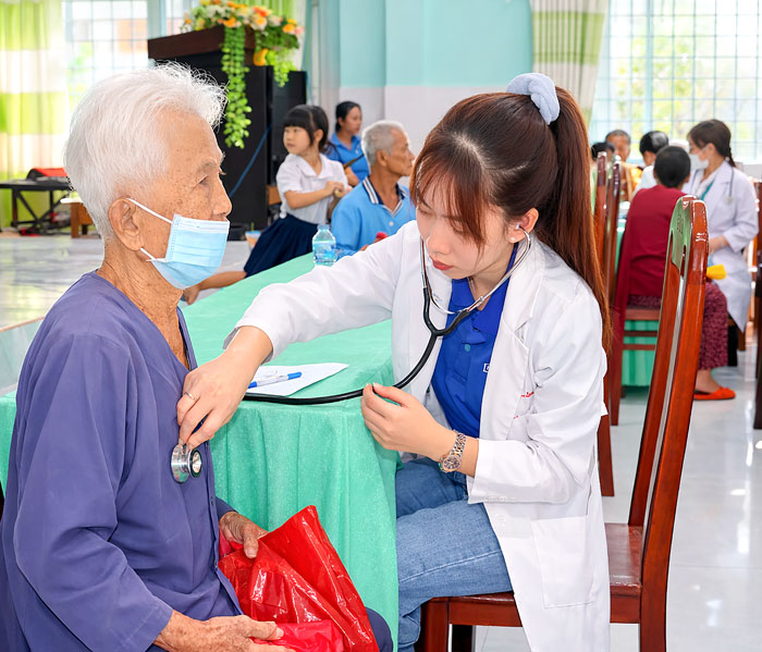 Y, bác sĩ Đoàn cơ sở BVĐK Vĩnh Long khám, chữa bệnh cho người dân.

