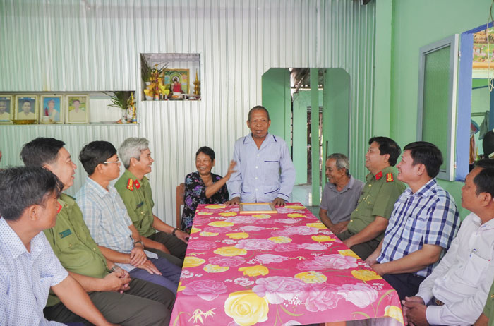 Ông Kim Khu (người đứng) vui mừng, xúc động tại lễ bàn giao nhà.

