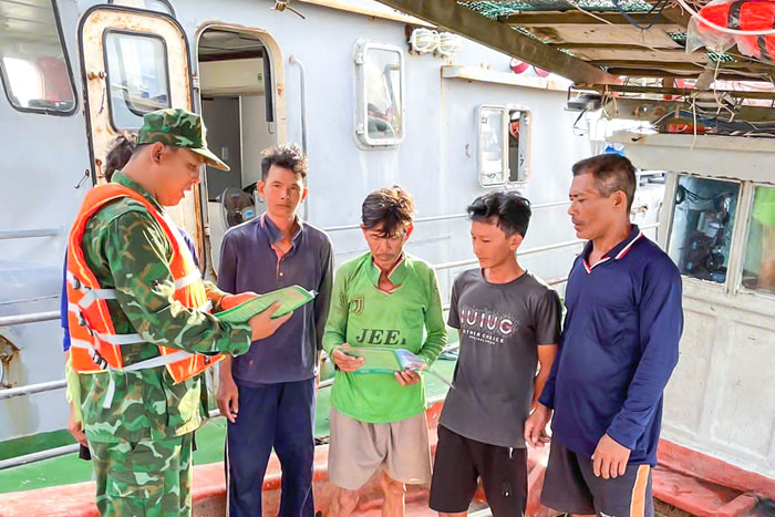 Chiến sĩ Đồn Biên phòng cửa khẩu Cảng Trường Long Hòa gặp gỡ, tuyên truyền với ngư dân, chủ phương tiện hoạt động trên biển về lĩnh vực kinh doanh xăng dầu.