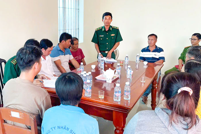 Việc tuyên truyền về kiểm soát giá xăng dầu giúp chủ phương tiện tàu cá yên tâm vươn khơi bám biển.