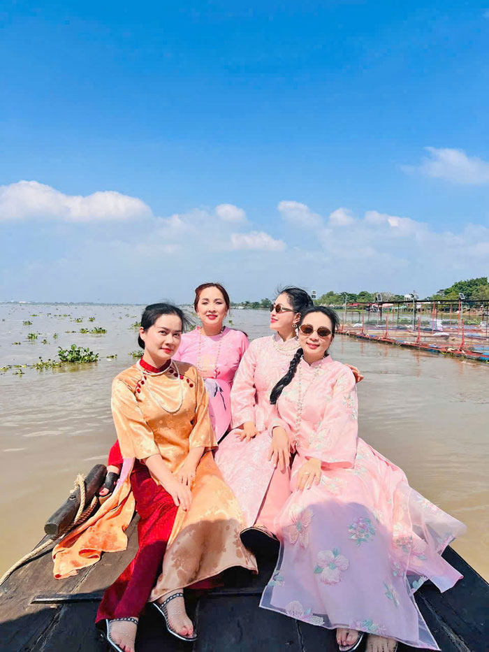 Du khách lưu lại những khoảnh khắc đáng nhớ giữa không gian sông nước hiền hòa.

