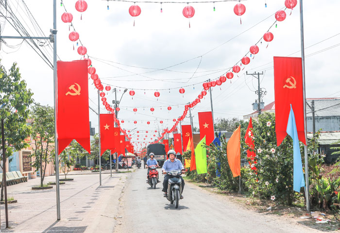 Đường giao thông khang trang, sạch, đẹp đổi thay bộ mặt nông thôn xã Trà Côn.

