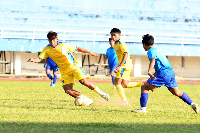 Pha tranh bóng trong trận Vĩnh Long (dẫn bóng) thắng
An Giang 2-0.