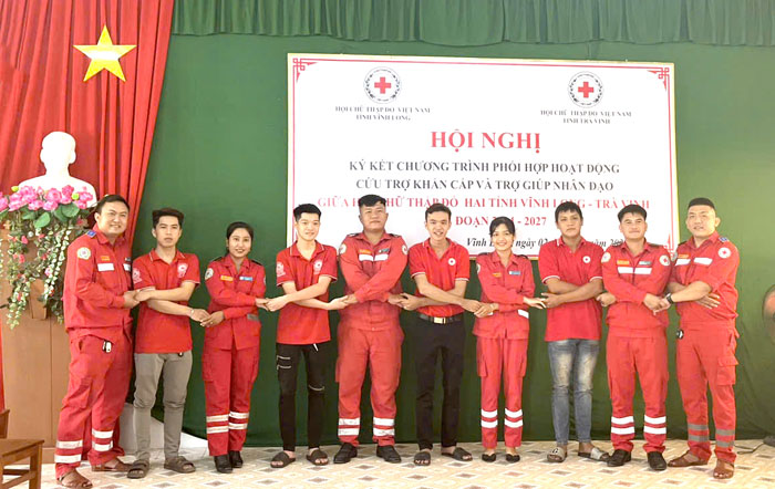 Hình ảnh những “chiến sĩ áo đỏ” trở thành biểu tượng đẹp của lòng nhân đạo.

