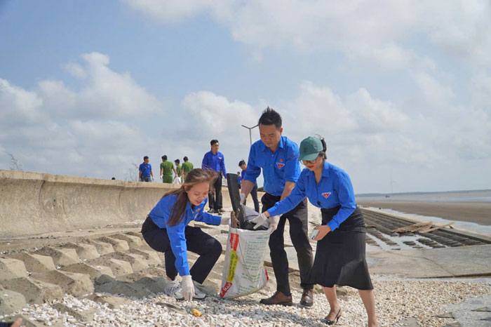 Đoàn viên, thanh niên cùng lực lượng vũ trang nhặt rác tại biển Cồn Nhàn (xã Bảo Thạnh).

