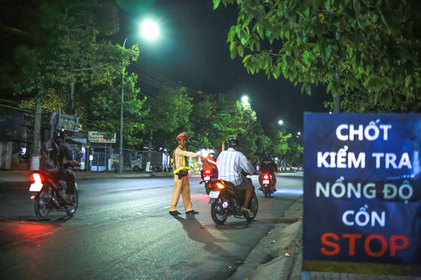 Lực lượng cảnh sát giao thông kiểm tra, xử lý người điều khiển phương tiện vi phạm quy định về nồng độ cồn.

