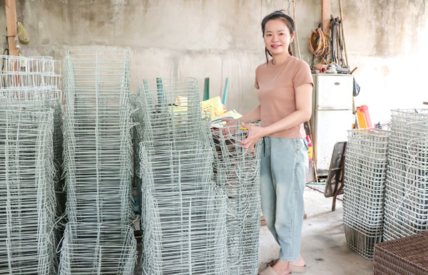 Chị Nguyễn Thị Thùy Dung, ngụ ấp Trung, xã Nhị Long với nghề đan thủ công mỹ nghệ, góp phần giải quyết việc làm cho lao động tại địa phương.

