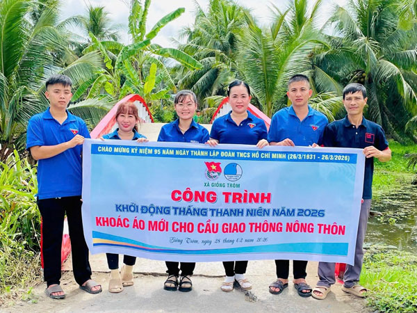 Cô giáo Nguyễn Thị Bé Ba (thứ ba trái sang) tham gia thực hiện công trình trong Tháng Thanh niên năm 2026.
Ảnh: THÀNH LẬP