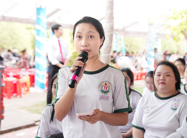 Học sinh đặt câu hỏi trực tiếp với chuyên gia tại chương trình tư vấn tuyển sinh.