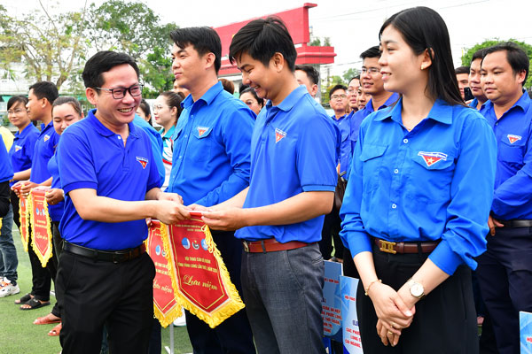 Bí thư Tỉnh Đoàn- Trần Trí Cường trao cờ lưu niệm cho các đoàn VĐV tham gia Hội thao Cán bộ đoàn lần thứ I.Ảnh: BÁ THI

