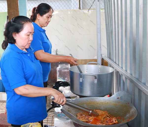 Đồng bào có đạo chuẩn bị suất ăn hỗ trợ người dân hoàn cảnh khó khăn.