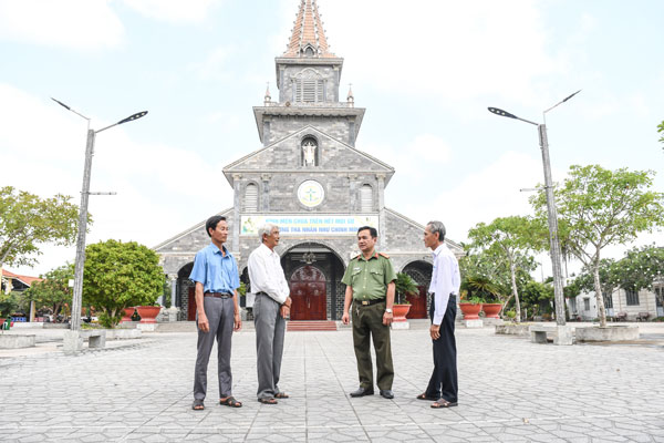 Công an xã Cái Nhum trao đổi với Ban Quới chức Họ đạo Mỹ Chánh.