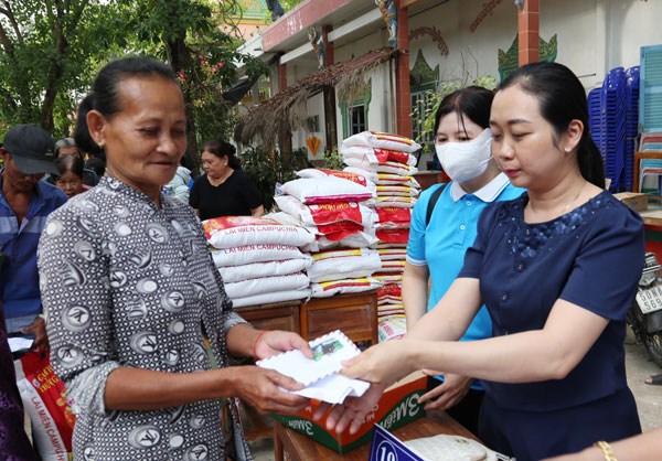 Bà Ngô Thị Diệu Hường- Phó Bí thư Thường trực Đảng ủy xã Hàm Giang tặng lì xì cho người dân Khmer đón Tết Chôl Chnam Thmây.

