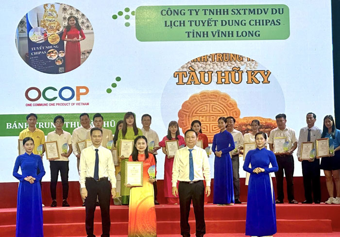 Sản phẩm “Bánh trung thu tàu hủ ky” của Công ty TNHH SX TM DV Du lịch Tuyết Nhung CHIPAS vừa được vinh danh “Sản phẩm OCOP tiêu biểu” tại Diễn đàn kết nối sản phẩm OCOP ĐBSCL- An Giang 2025.

