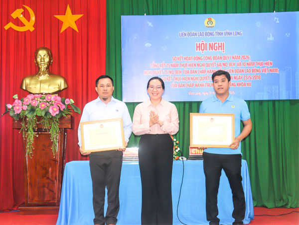 Đồng chí Nguyễn Thị Hồng Nhung- Ủy viên Thường vụ Tỉnh ủy, Phó Chủ tịch Thường trực Ủy ban MTTQ Việt Nam tỉnh trao bằng khen của Tổng Liên đoàn Lao động Việt Nam cho tập thể và cá nhân có thành tích xuất sắc trong phong trào thi đua yêu nước năm 2025. Ảnh: CẨM HUỆ

