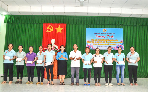 Lãnh đạo Liên đoàn Lao động tỉnh trao tặng quà cho công nhân lao động nữ. Ảnh: TRẦN QUỐC

