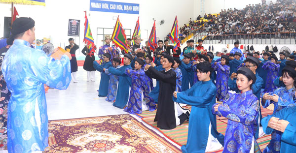 Hoạt động sân khấu hóa tái hiện không gian Khoa thi Minh kinh bác học.

