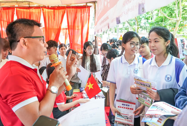 Học sinh tìm hiểu thông tin tuyển sinh, ngành nghề du học và xuất khẩu lao động.