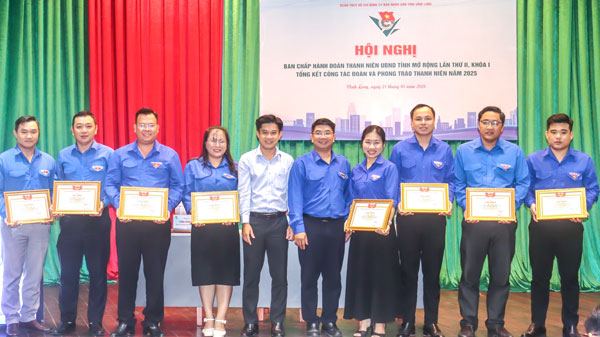 Đoàn Thanh niên UBND tỉnh khen thưởng tập thể, cá nhân có thành tích xuất sắc trong công tác đoàn và phong trào thanh niên năm 2025.

