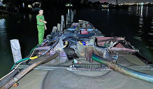 Lực lượng công an tạm giữ phương tiện liên quan đến khai thác cát trái phép.

